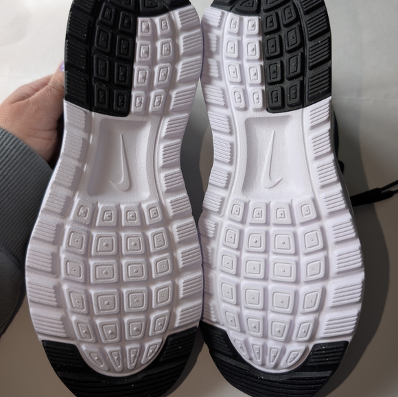 Nike Air Max Nuaxis Sneakers New Black White Women's 9 - Picture 5 of 8